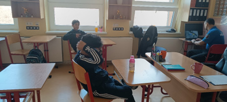 Beseda s Městskou policií: Jak škodí energetické nápoje, kratom a jiné návykové látky