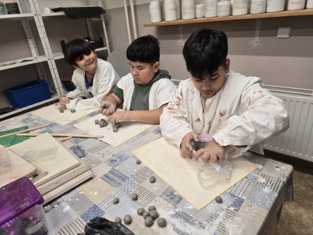 Žáci páté třídy objevovali kouzlo keramické hlíny